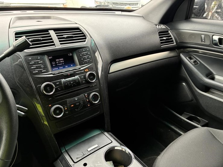 2016-ford-explorer-image-16