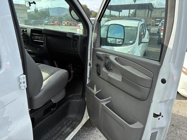 2012-chevrolet-express-2500-image-9