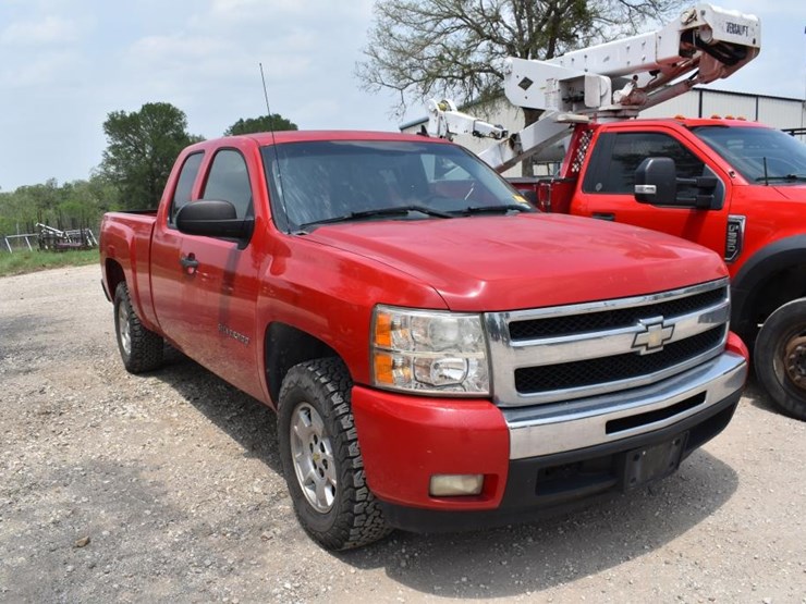 2011-chevrolet-1500-image-2