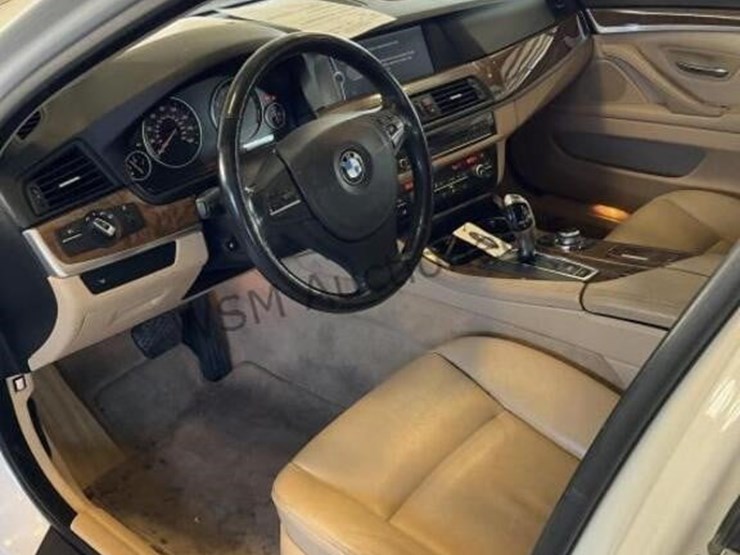 2011-bmw-528i-sdn-image-21