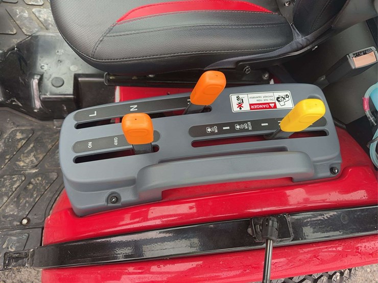 2023-mahindra-emax-25l-image-17