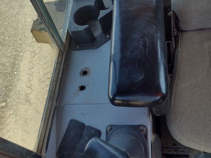 2004-deere-700h-image-9