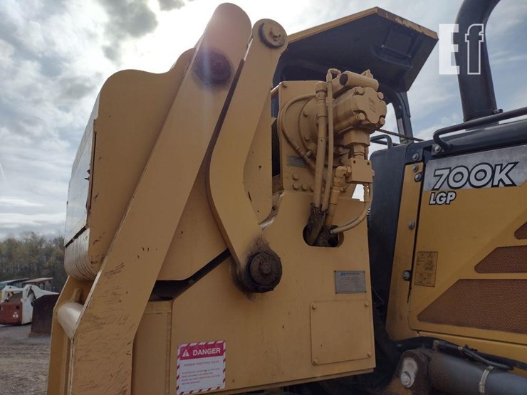 2013-deere-700k-lgp-image-37