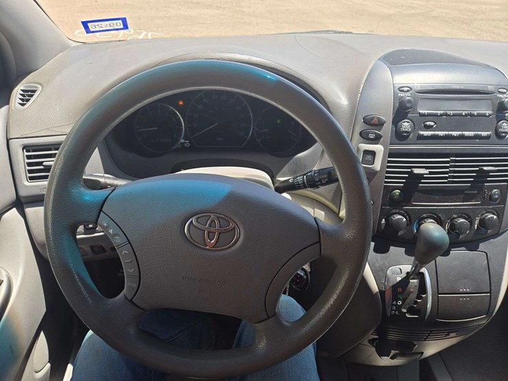 2006-toyota-sienna-le-wagon-4d-image-14