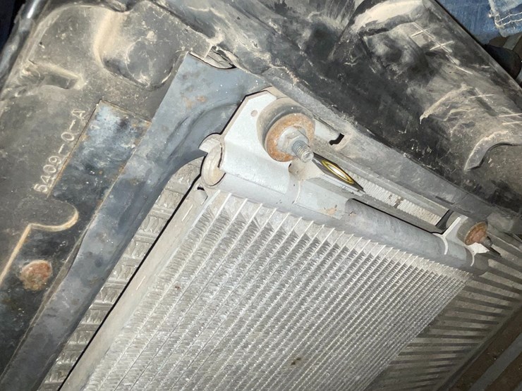 #10414-•-radiator-from-1999-volvo-vnl-truck-image-14