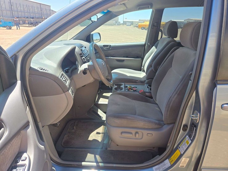 2006-toyota-sienna-le-wagon-4d-image-13