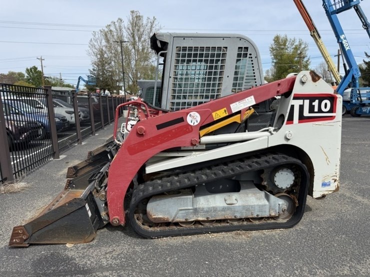 2016-takeuchi-tl10cr-compact-track-loader-image-1