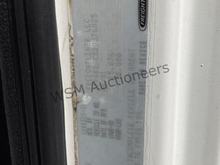 2002-freightliner-fl70-image-15