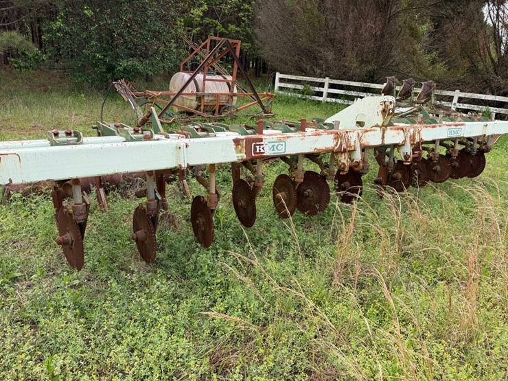 #518-•-#518-•-kmc-subsoiler---13-shank-image-2