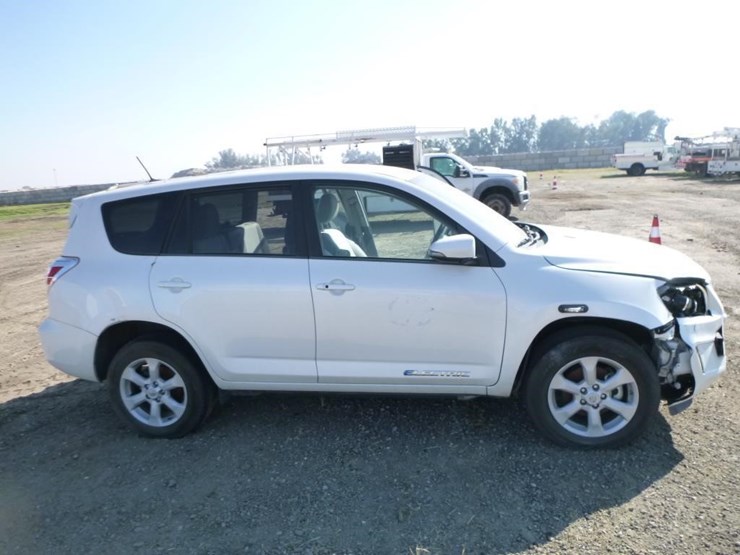 2014-toyota-rav4-image-18