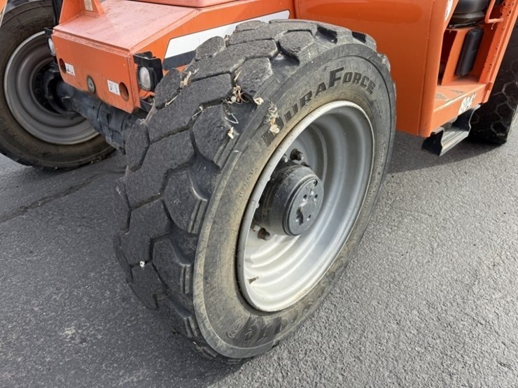 2015-sky-trak-8042-image-13