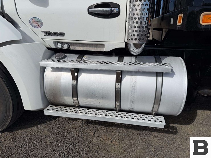 2017-kenworth-t880-image-12