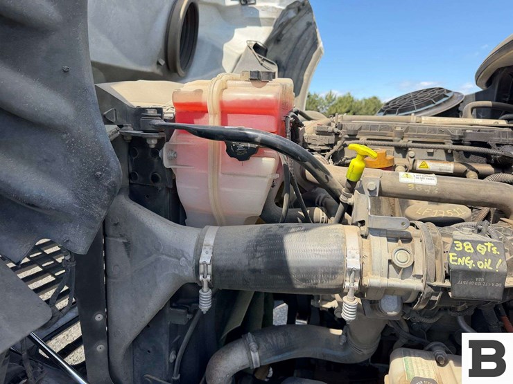 2016-freightliner-m2-bobtail-tractor-truck-image-34