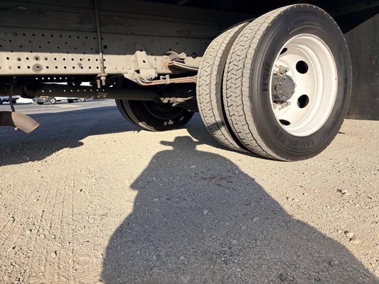 2015-isuzu-npr-image-8