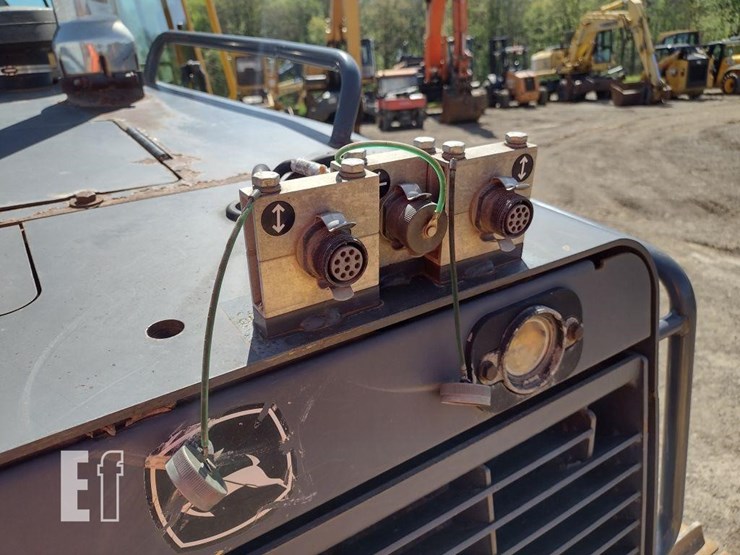 2004-deere-700h-image-25