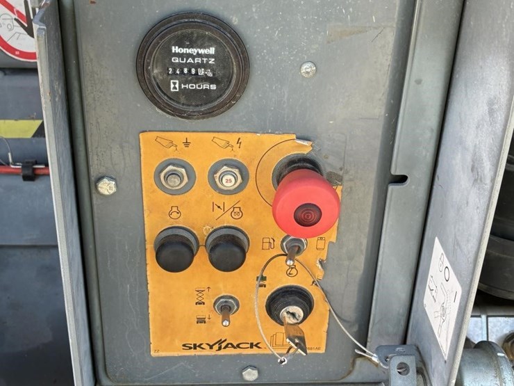 2014-skyjack-sj6832rt-image-12