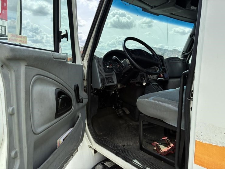2004-international-durastar-4300-image-11