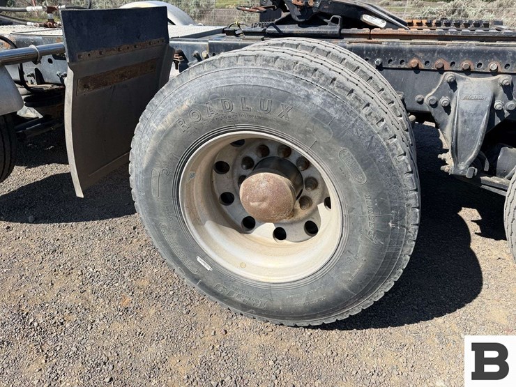 2012-freightliner-coronado-sd-tractor-truck-image-28