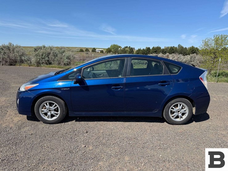 2011-toyota-prius-hatchback-image-2