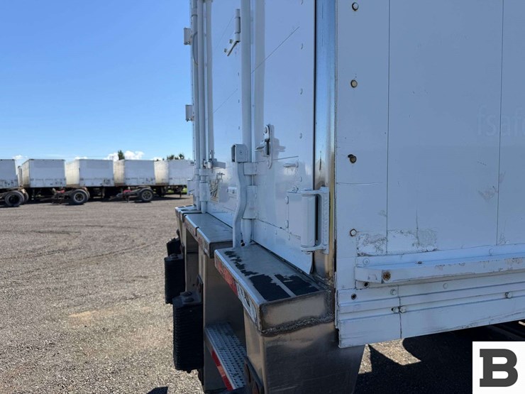 2009-freightliner-m2-box-van-truck-image-35