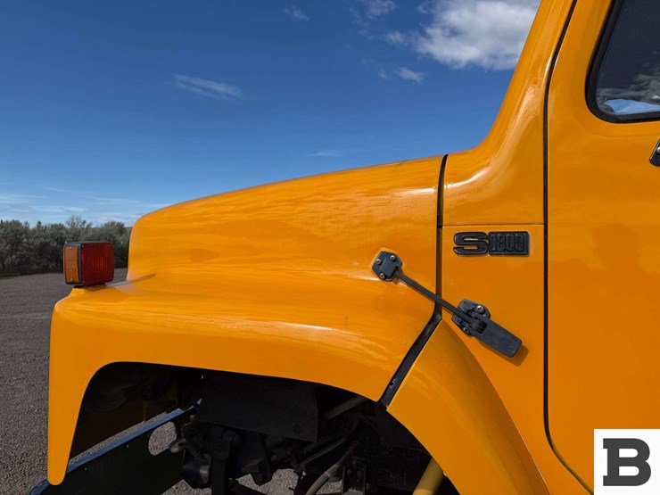 1985-international-1854-flatbed-truck-image-12