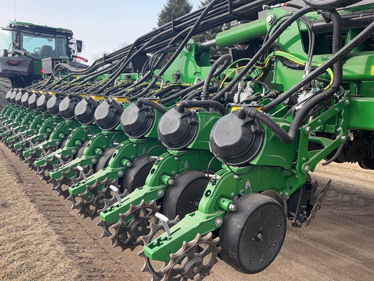 2024-john-deere-db66-image-17