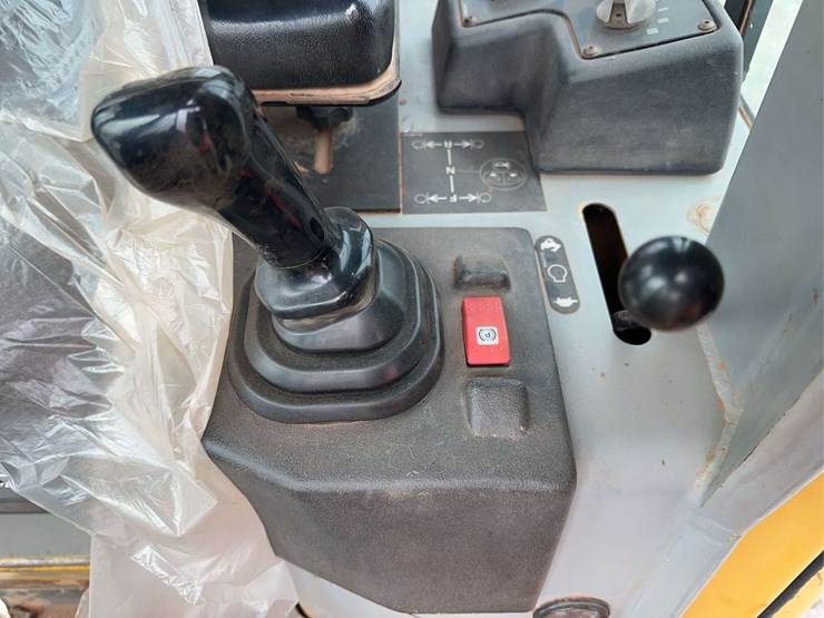 2004-caterpillar-d4g-xl-image-27