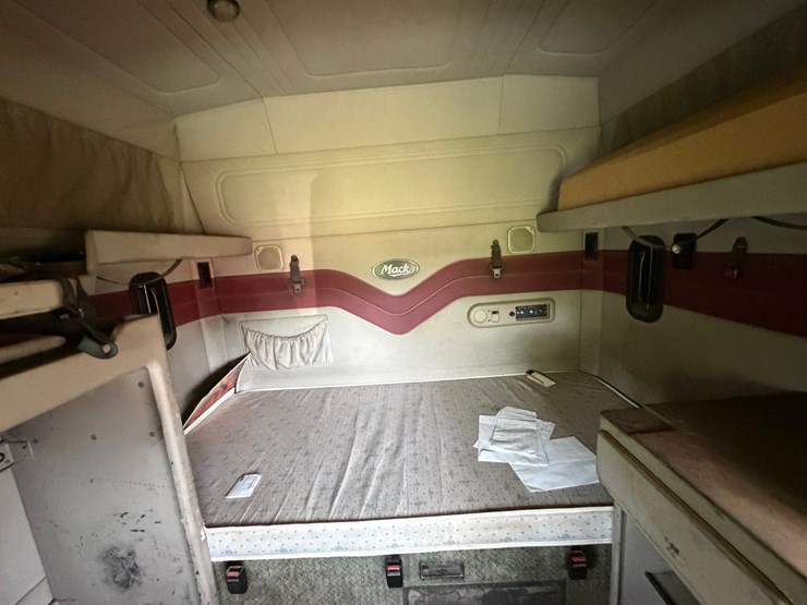 #502-•-#502-•-2005-mack-cxn613-truck---2005-mack-road-tractor-w/-sleeper-image-25