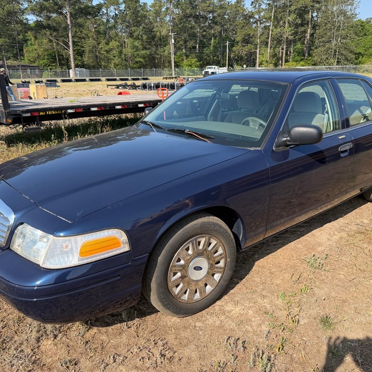 #553 • #552 • 2004 Ford Crown Victoria