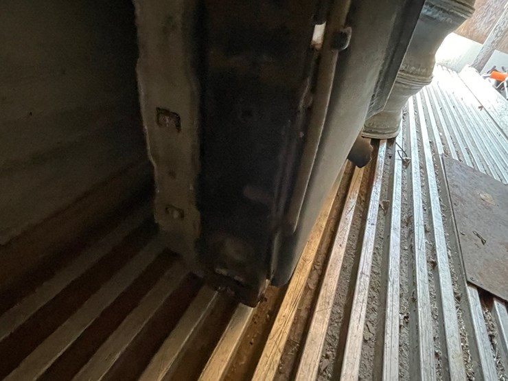 #10414-•-radiator-from-1999-volvo-vnl-truck-image-9