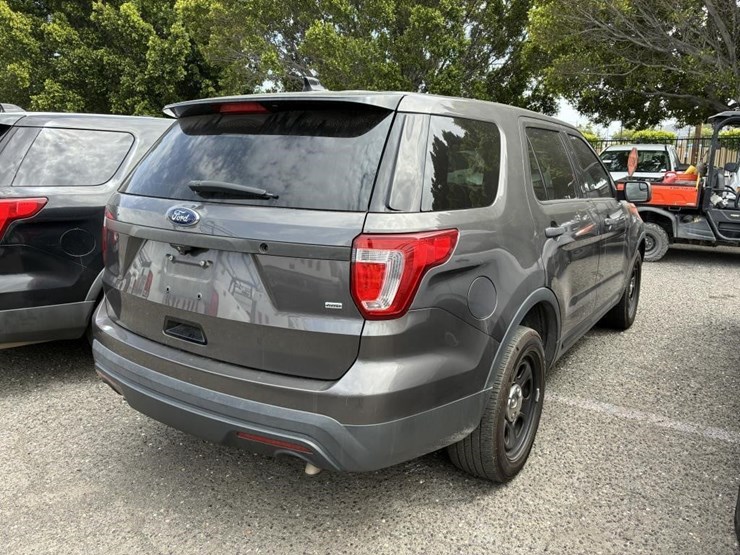 2017-ford-explorer-image-3