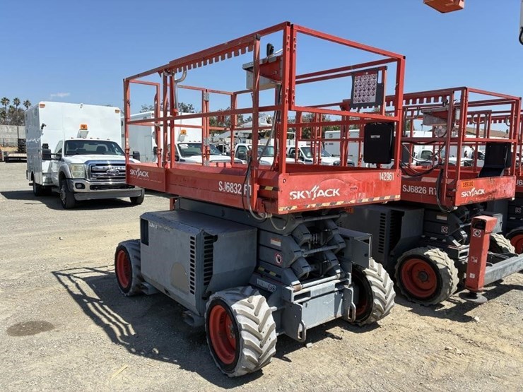 2014-skyjack-sj6832rt-image-4