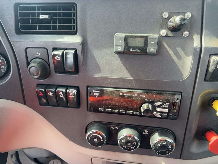 2018-peterbilt-579-image-24