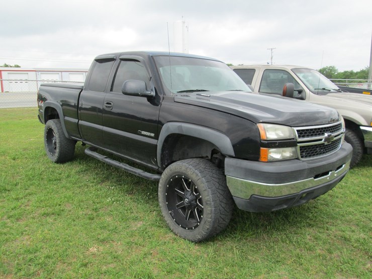 2006-chevrolet-2500-image-2