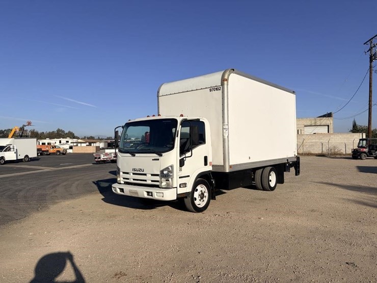 2015-isuzu-npr-image-1