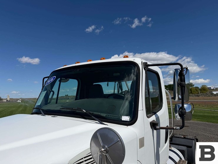 2016-freightliner-m2-bobtail-tractor-truck-image-9