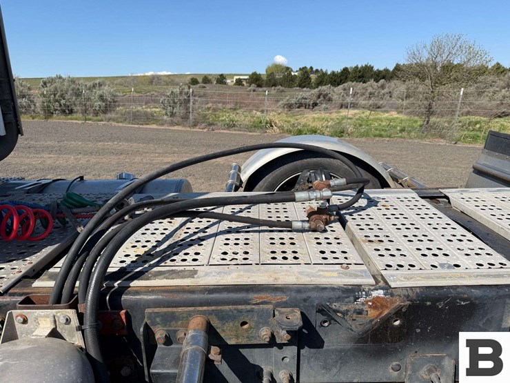 2012-freightliner-coronado-sd-tractor-truck-image-19