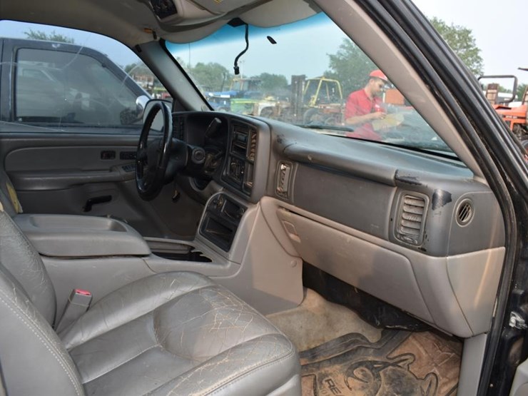 2004-chevrolet-tahoe-image-9