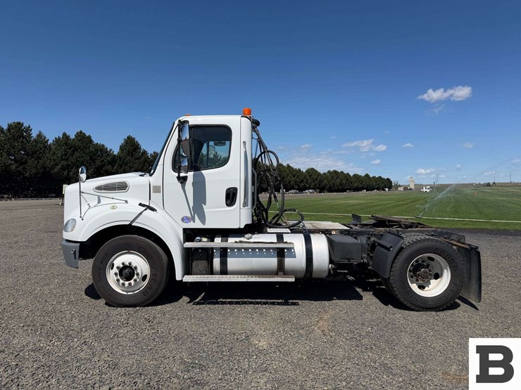 2016-freightliner-m2-bobtail-tractor-truck-image-2