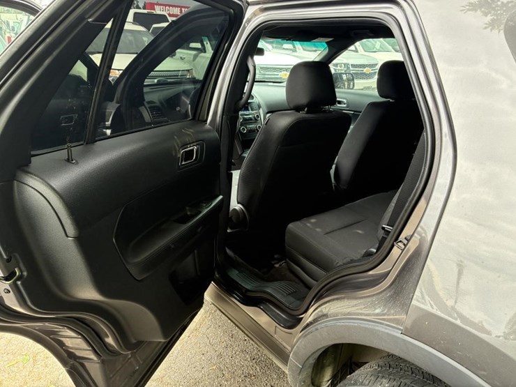 2016-ford-explorer-image-11