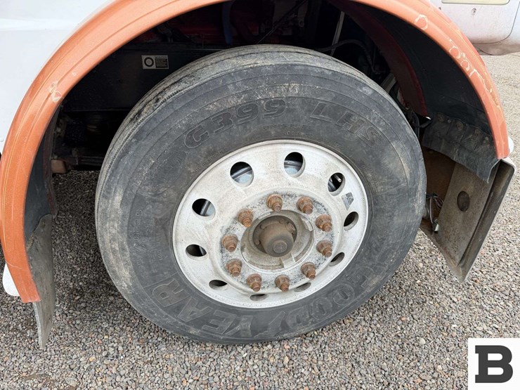 2013-peterbilt-388-image-41