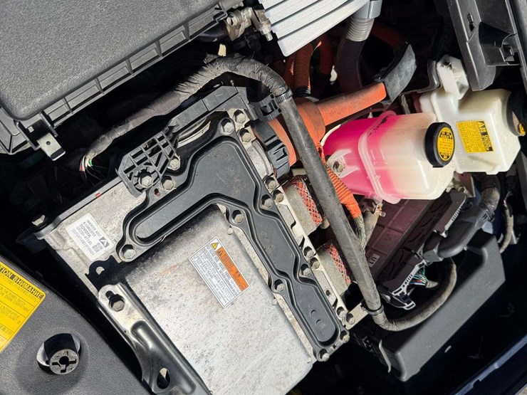 2011-toyota-prius-hatchback-image-31