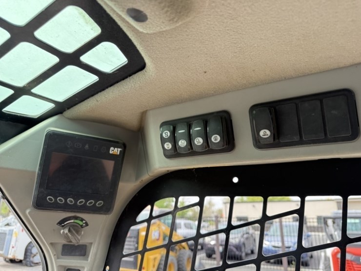 2017-caterpillar-226d-image-27