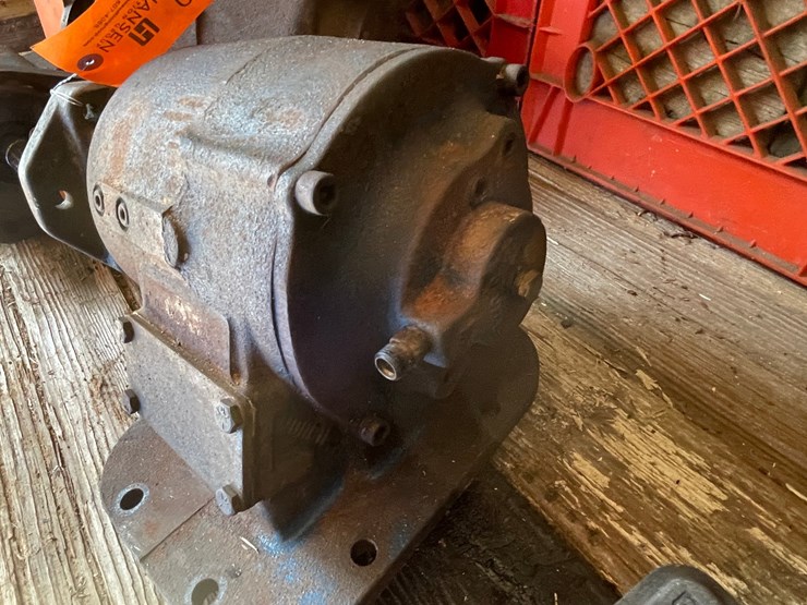 #10430-•-big-direct-mount-hydraulic-pump-image-3