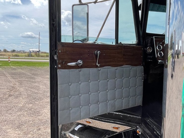 1970-peterbilt-358-image-106