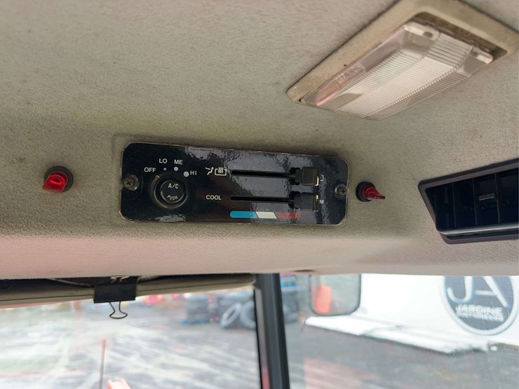 2001-kubota-m9000-image-31