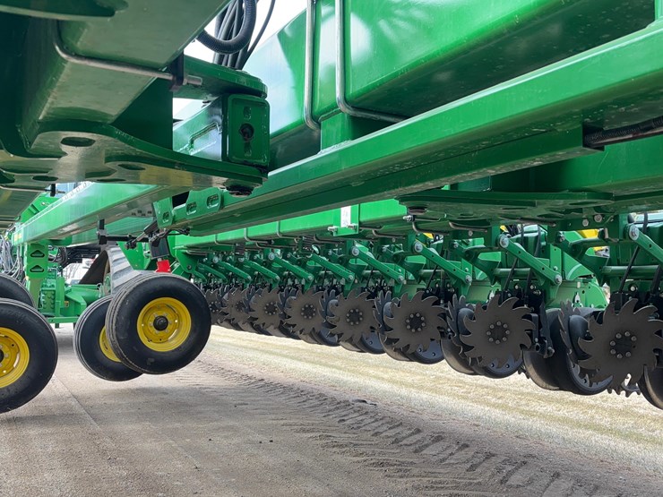 2024-john-deere-db66-image-18