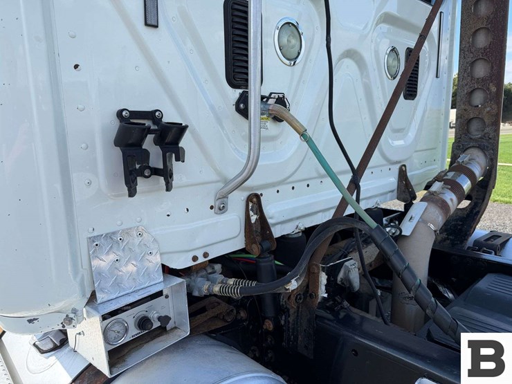 2012-freightliner-cascadia-125-image-14