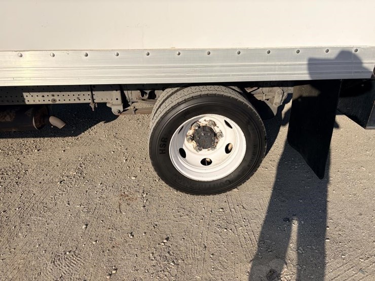 2015-isuzu-npr-image-9