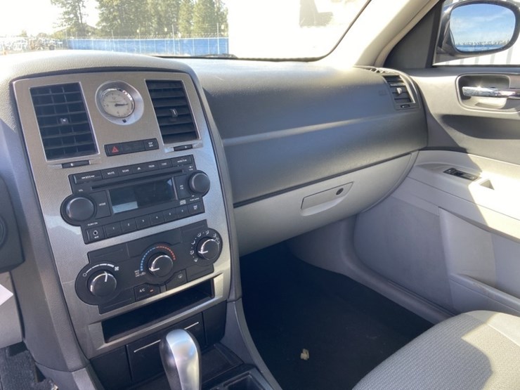 2006-chrysler-300-sedan-image-15